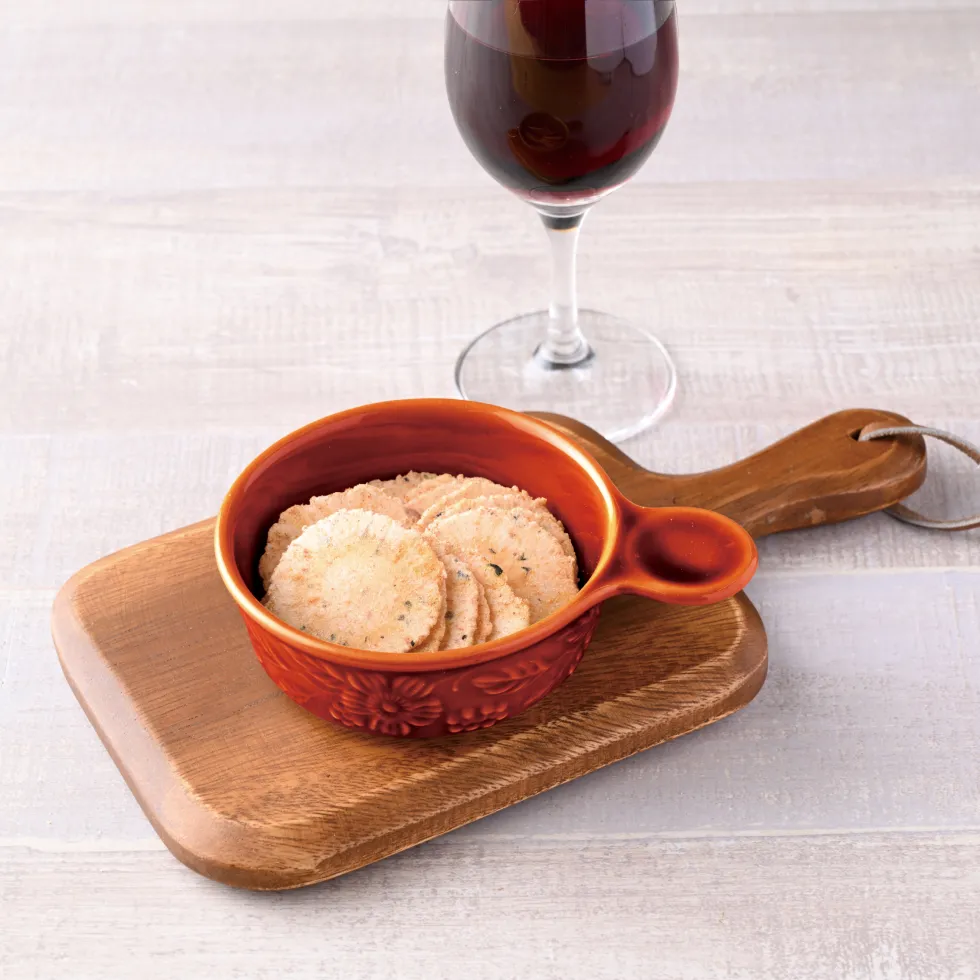 VivaEvi(ヴィヴァエビ）の商品画像。バジル・デ・トマテは、赤ワインとの相性が良いえびが主原料のおせんべい。